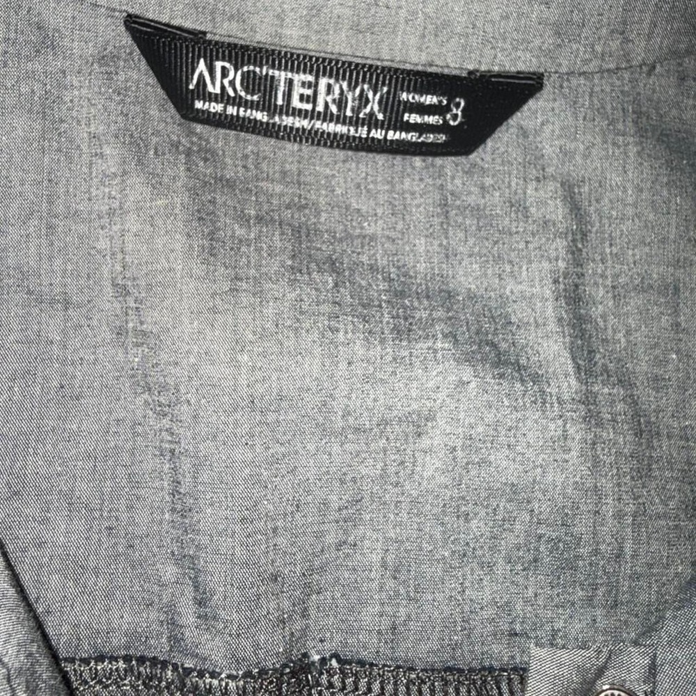 Arc'teryx gray utility shirt dress featuring a flattering fitted silhouette - Picture 3 of 3
